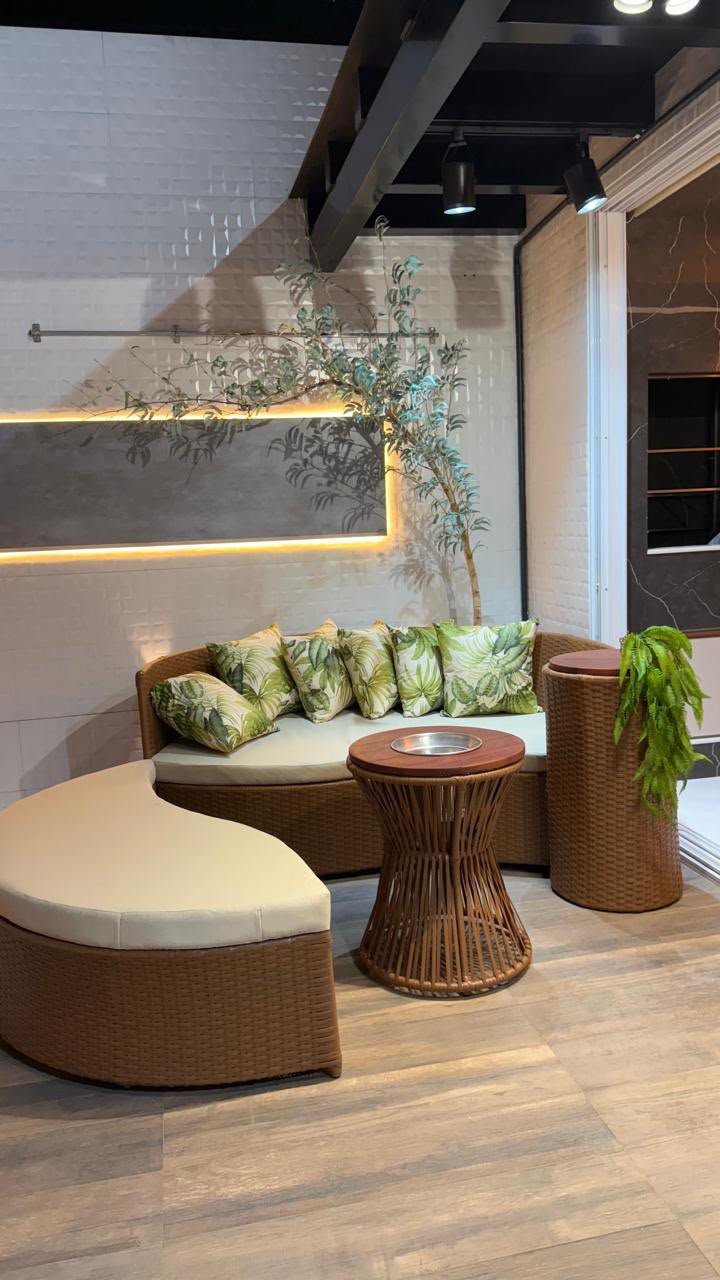 Conjunto de móveis em fibra em ambiente decorado